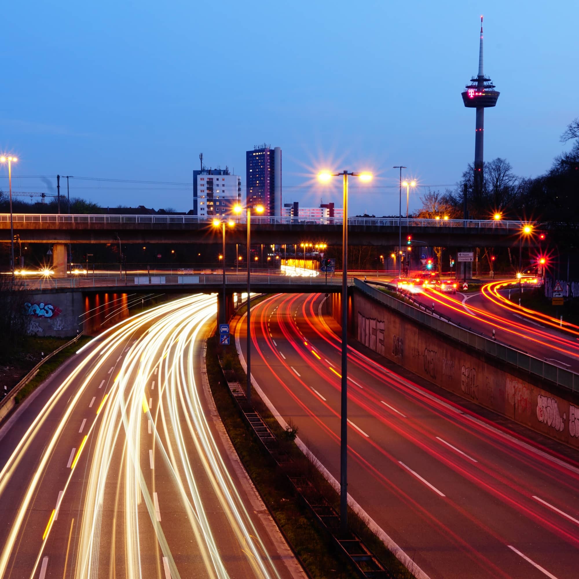 vertical-high-angle-shot-illuminated-highway-night-wisdom-school-ausblisung-fez-mr-hamid-ziyane-morocco